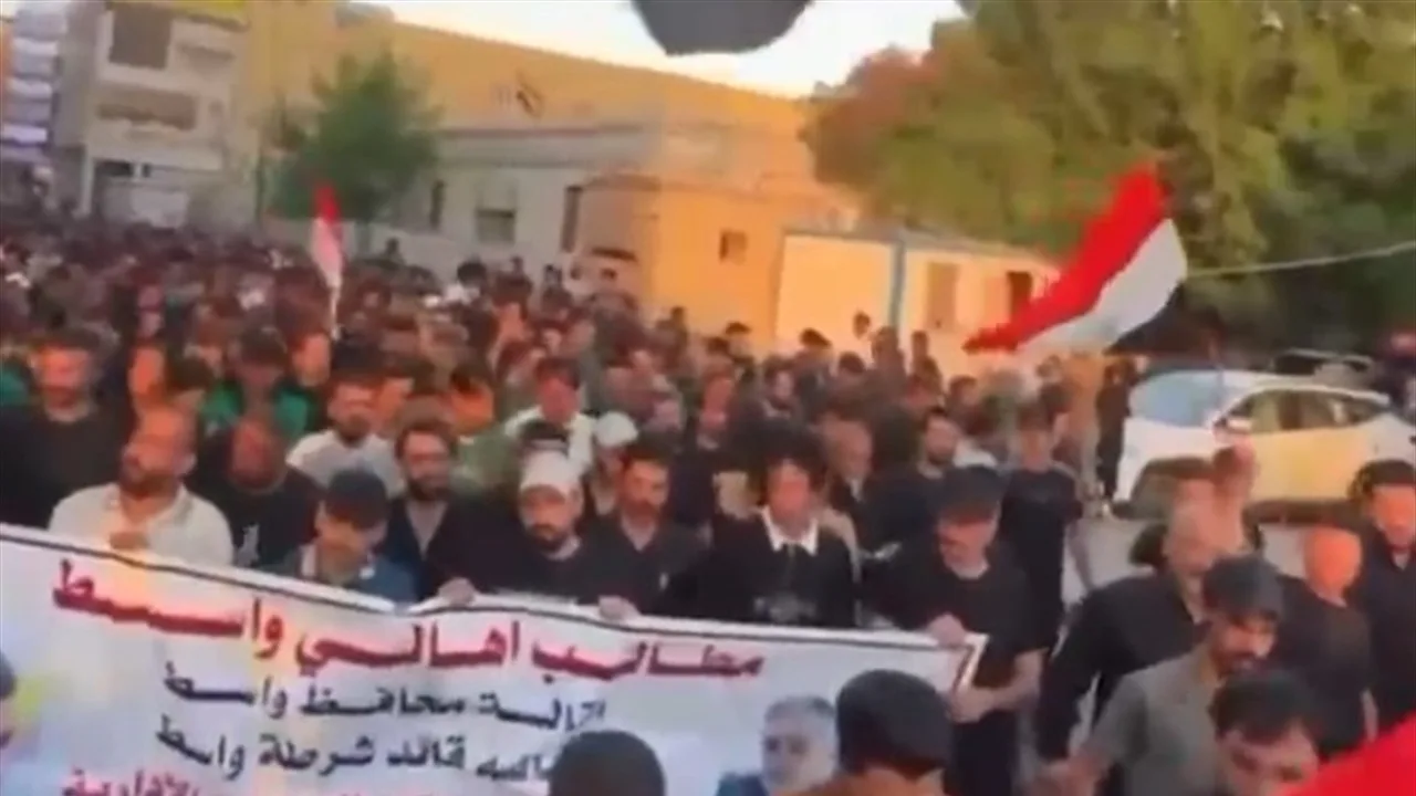 مظاهرة تطالب بإسقاط محافظ واسط ورئيس الشرطة مظاهرة تطالب بإسقاط محافظ واسط ورئيس الشرطة