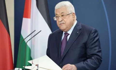 عباس يبدأ جهودًا دبلوماسية دولية لوقف استخدام التجويع كوسيلة تدمير في غزة