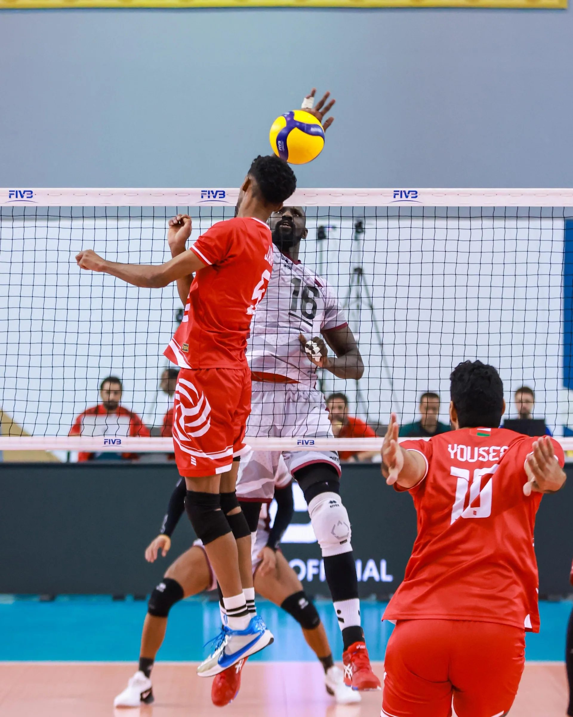 المنتخب الوطني للكرة الطائرة يتعرض للهزيمة أمام المنتخب القطري في بطولة غرب آسيا