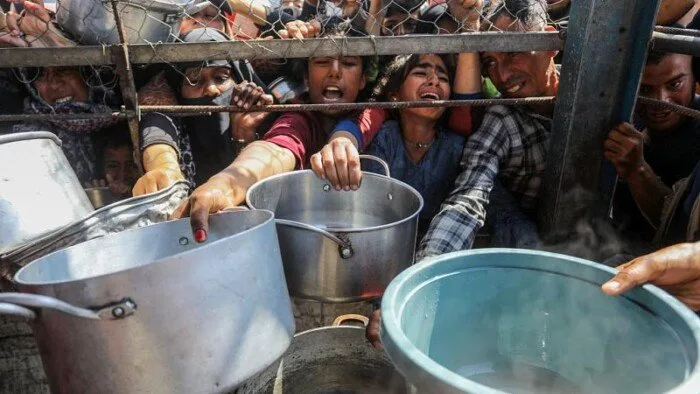 استشهاد 132 فلسطينياً في قطاع غزة منذ فجر اليوم، بينهم 94 من المنتظرين للمساعدات. استشهاد 132 فلسطينياً في قطاع غزة منذ فجر اليوم، بينهم 94 من المنتظرين للمساعدات.