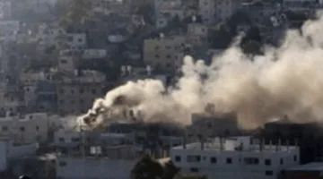 الاحتلال الإسرائيلي يشعل النيران في منازل بمخيم نور شمس ويواصل ت demolish المنازل في مخيم طولكرم