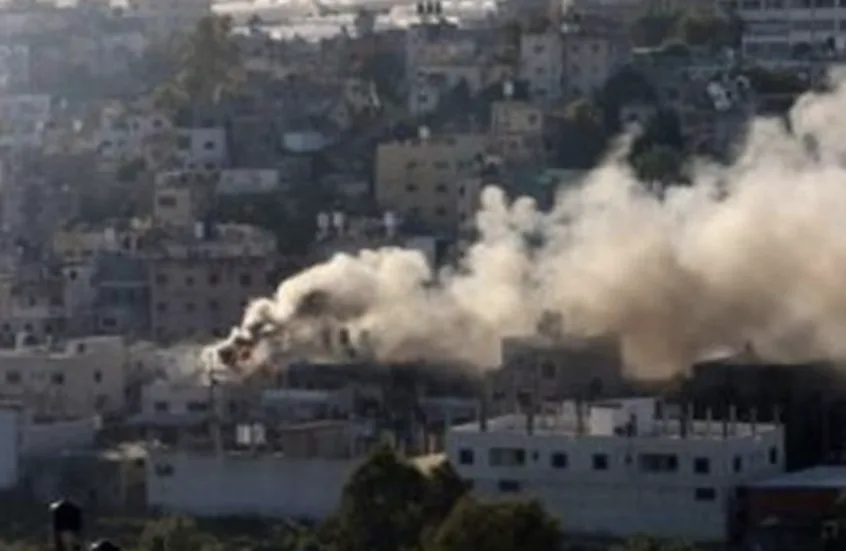 الاحتلال الإسرائيلي يشعل النيران في منازل بمخيم نور شمس ويواصل ت demolish المنازل في مخيم طولكرم الاحتلال الإسرائيلي يشعل النيران في منازل بمخيم نور شمس ويواصل ت demolish المنازل في مخيم طولكرم
