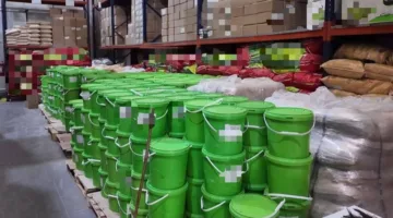 التجارة تقوم بإغلاق مستودعين لتزوير المواد الغذائية وحلويات الأطفال في جنوب الرياض