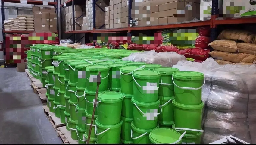 التجارة تقوم بإغلاق مستودعين لتزوير المواد الغذائية وحلويات الأطفال في جنوب الرياض