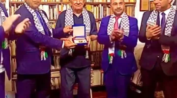 الرئيس عباس يكرم الشاعر الفنزويلي غوستافو بيريرا بإطلاق وسام الثقافة عليه.