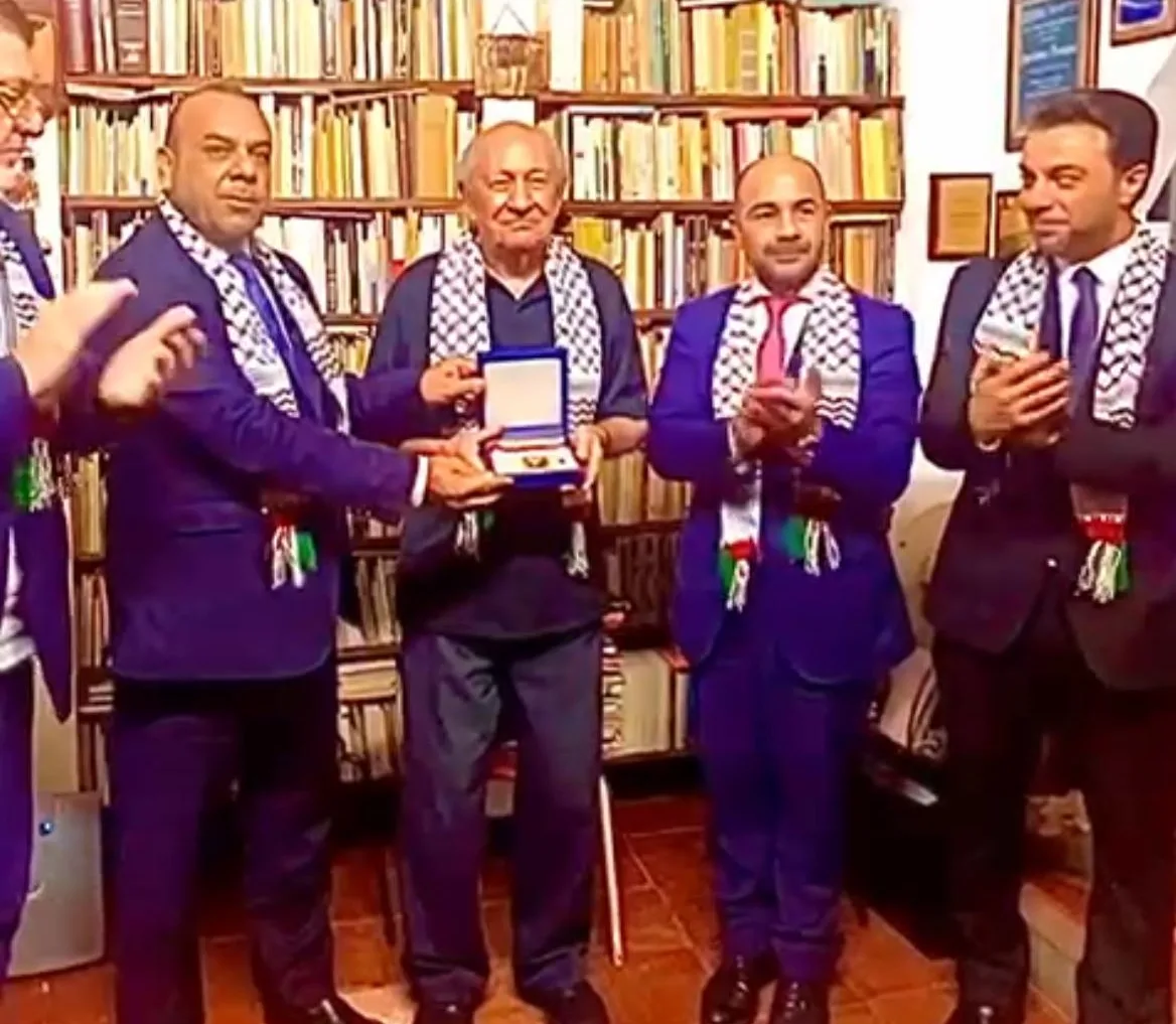 الرئيس عباس يكرم الشاعر الفنزويلي غوستافو بيريرا بإطلاق وسام الثقافة عليه. الرئيس عباس يكرم الشاعر الفنزويلي غوستافو بيريرا بإطلاق وسام الثقافة عليه.