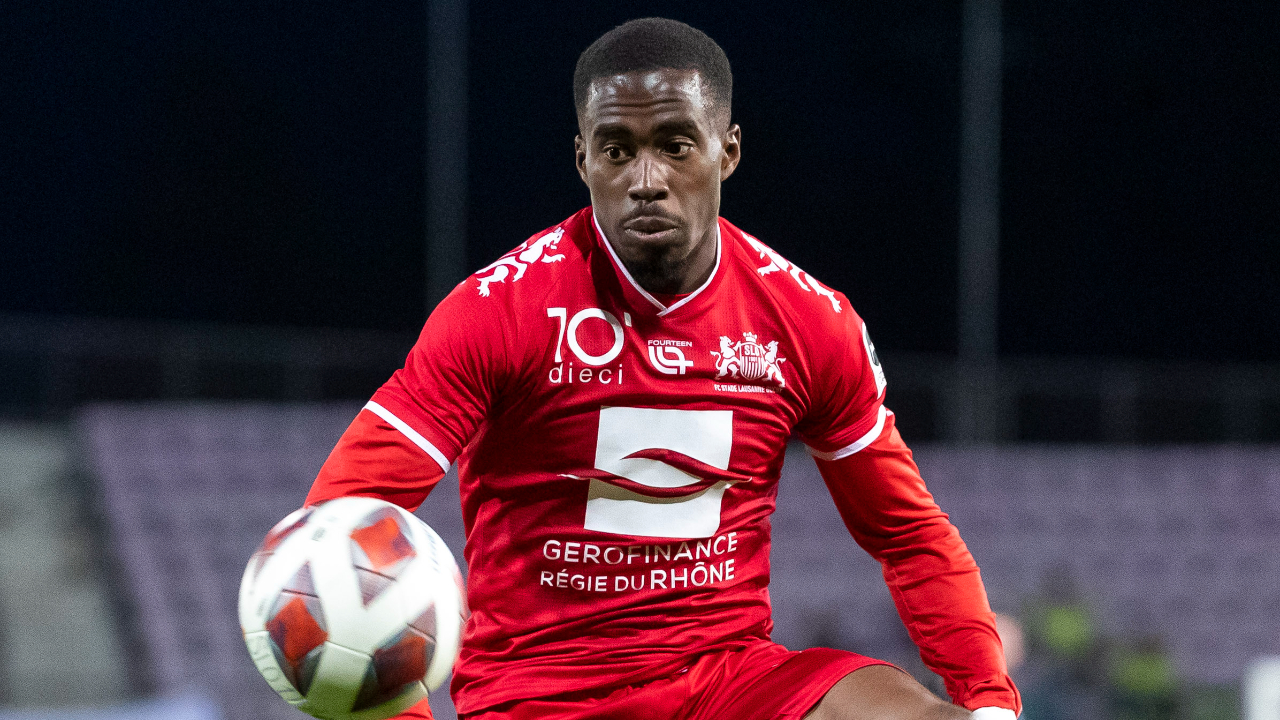 Teddy Okou vom FC Stade-Lausanne-Ouchy trägt in den Ferien bereits das  YB-Shirt, was einen Wechsel nahe legt
