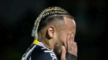 رد فعل نيمار البرازيلي تجاه مشجع اقتحم الملعب رغم تلقيه ضربة في الوجه