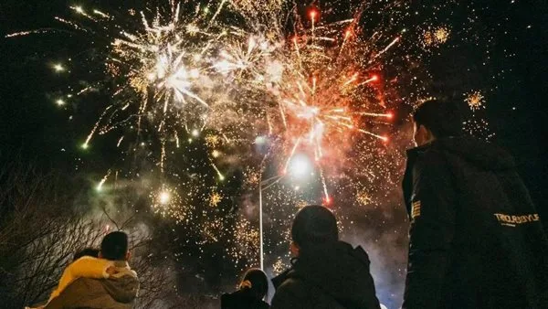 أستاذ في الأزهر يفسر حكم استخدام الألعاب النارية في الاحتفالات والمناسبات. أستاذ في الأزهر يفسر حكم استخدام الألعاب النارية في الاحتفالات والمناسبات.