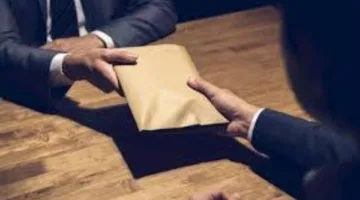 القانون يعاقب جرائم رشاوى الموظفين العموميين بالسجن المؤبد .. التفاصيل