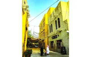 عائلة تتجول في وسط دبي عائلة تتجول في وسط دبي