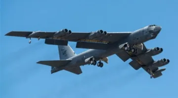 لحظات خوف في سماء داكوتا: ما الذي حصل لطائرة إمبراير والقاذفة الأمريكية B-52؟