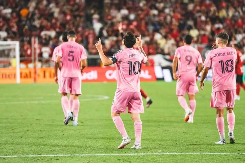 ميسي يكسر record رونالدو