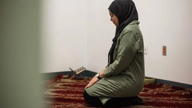 ما هو حكم صلاة المرأة في المكتب أمام الرجال؟.. إجابة الإفتاء ما هو حكم صلاة المرأة في المكتب أمام الرجال؟.. إجابة الإفتاء
