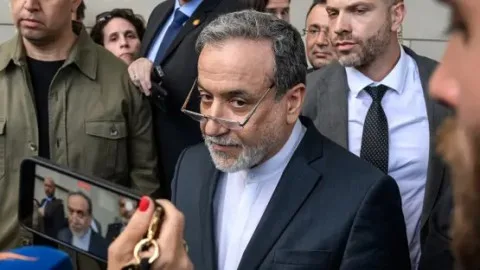 إيران تحدد رسميًا موعد ومكان بدء محادثات برنامجها النووي مع الدول الأوروبية.. تحذير من تفعيل “آلية الزناد” وطهران تعبر عن تفاؤلها. إيران تحدد رسميًا موعد ومكان بدء محادثات برنامجها النووي مع الدول الأوروبية.. تحذير من تفعيل “آلية الزناد” وطهران تعبر عن تفاؤلها.