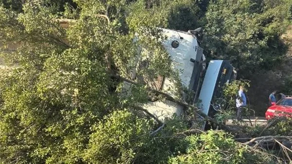 انقلاب صهريج محمّل بالديزل على الطريق السريع انقلاب صهريج محمّل بالديزل على الطريق السريع