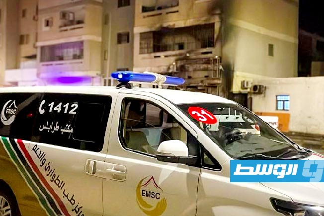 سيارة تابعة لمركز طب الطوارئ والدعم خلال محاولة السيطرة على حريق داخل محل لبيع السجائر في أبو سليم. 21 يوليو 2025. (مركز طب الطوارئ والدعم)