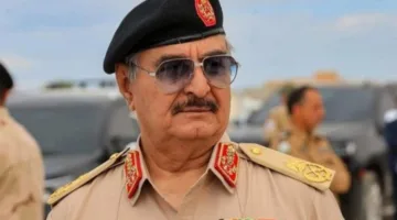 حفتر يحاول تأكيد نفسه كطرف أساسي في ليبيا رغم مشكلاته مع المجتمع الدولي وصراعاته الداخلية.. ما سبب طرد الوفد الأوروبي؟