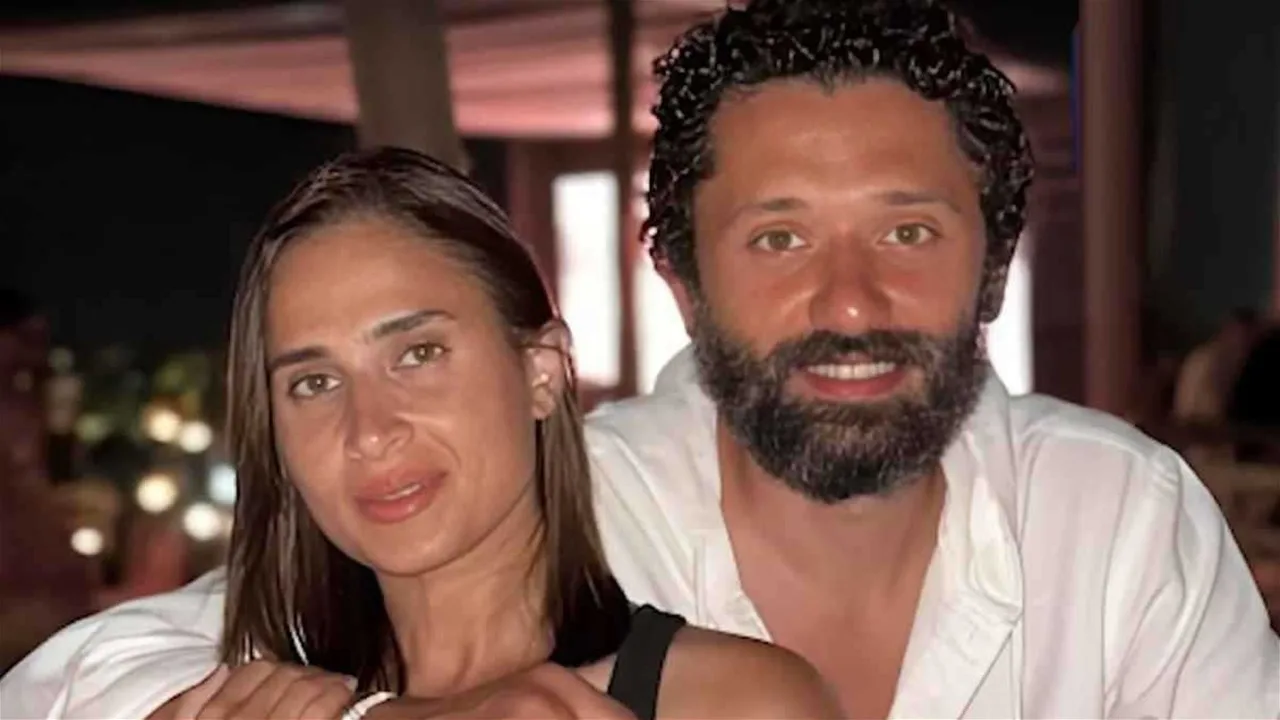 انفصال الفنان كريم محمود عبد العزيز وآن الرفاعي بعد ارتباط استمر 14 عامًا انفصال الفنان كريم محمود عبد العزيز وآن الرفاعي بعد ارتباط استمر 14 عامًا