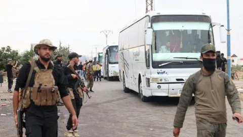 إطلاق عملية إجلاء عائلات البدو من محافظة السويداء.. وارتفاع عدد ضحايا الاشتباكات العنيفة إلى 1120 خلال أسبوع. إطلاق عملية إجلاء عائلات البدو من محافظة السويداء.. وارتفاع عدد ضحايا الاشتباكات العنيفة إلى 1120 خلال أسبوع.