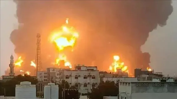 إسرائيل تطلق ضربات جوية قوية على ميناء الحديدة غرب اليمن. إسرائيل تطلق ضربات جوية قوية على ميناء الحديدة غرب اليمن.