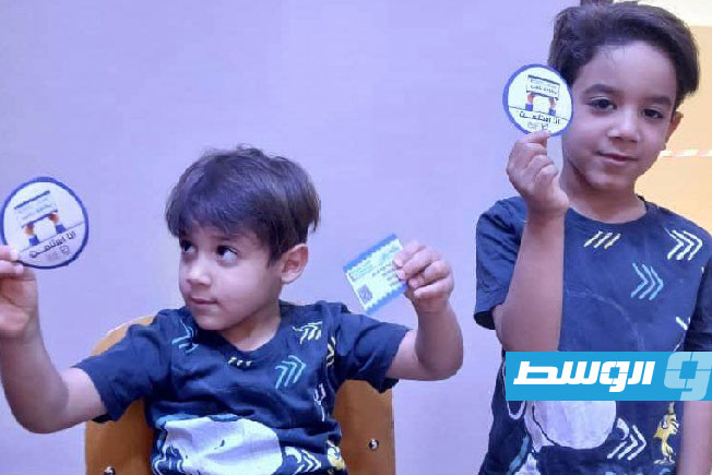 بالصور.. توزيع بطاقات ناخبي «البلديات»