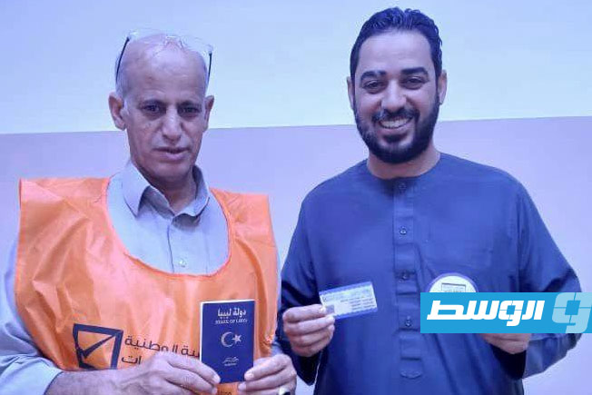 بالصور.. توزيع بطاقات ناخبي «البلديات»