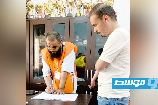 بالصور.. توزيع بطاقات ناخبي «البلديات»