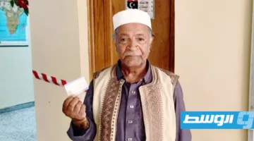 صور: توزيع بطاقات الناخبين لانتخابات البلديات