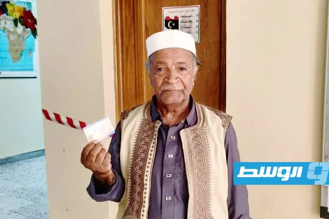 صور: توزيع بطاقات الناخبين لانتخابات البلديات صور: توزيع بطاقات الناخبين لانتخابات البلديات
