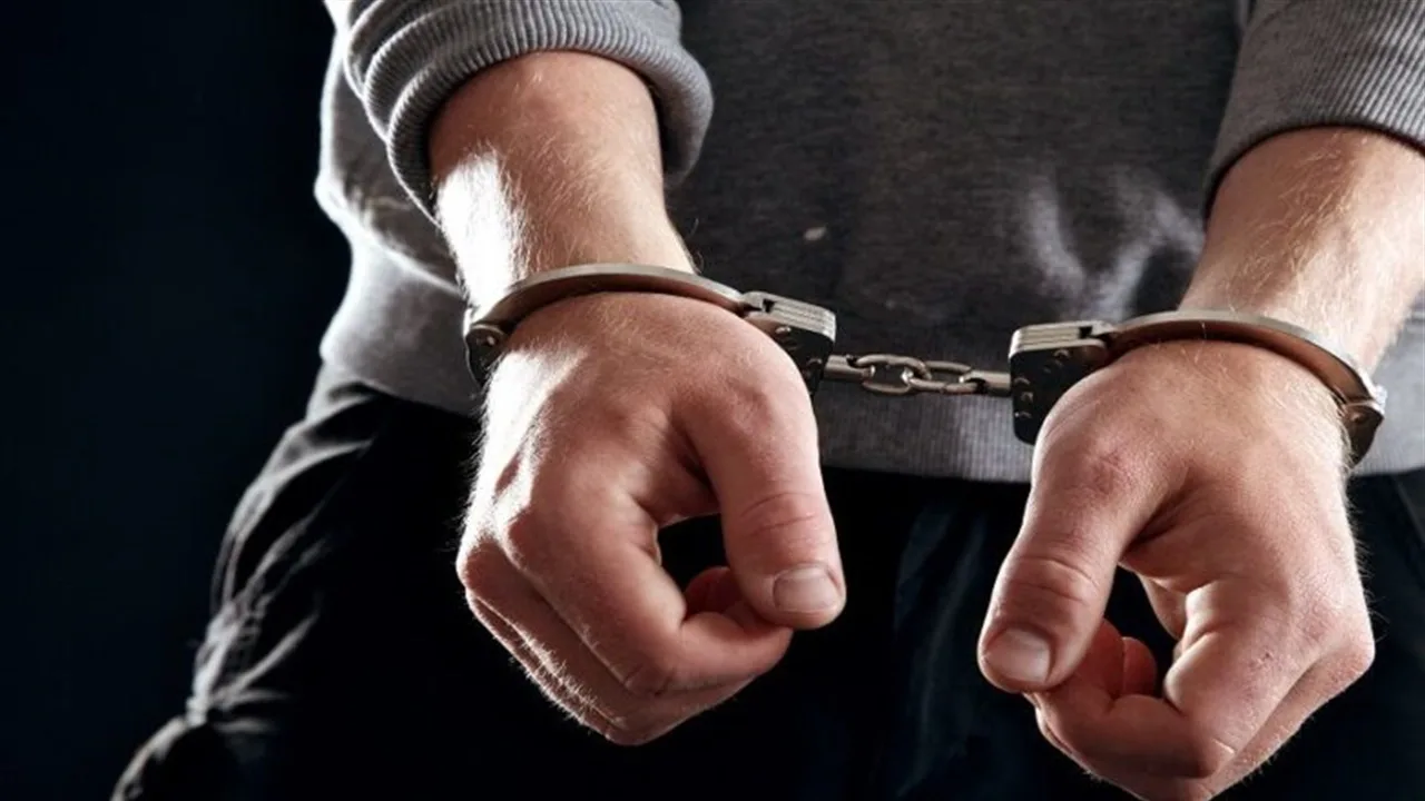 إلقاء القبض على مشتبه فيه بالهجوم على دورية شرطة في النجف الأشرف إلقاء القبض على مشتبه فيه بالهجوم على دورية شرطة في النجف الأشرف