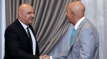 الرئيس عون يقدّم مذكرة الالتزامات اللبنانية إلى باراك