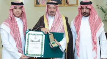 أمير نجران يكرّم شابًا بجائزة الملك عبدالعزيز لتبرعه بكليته لأخيه.