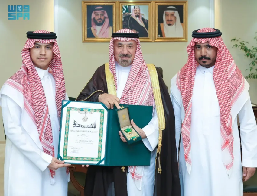أمير نجران يكرّم شابًا بجائزة الملك عبدالعزيز لتبرعه بكليته لأخيه.