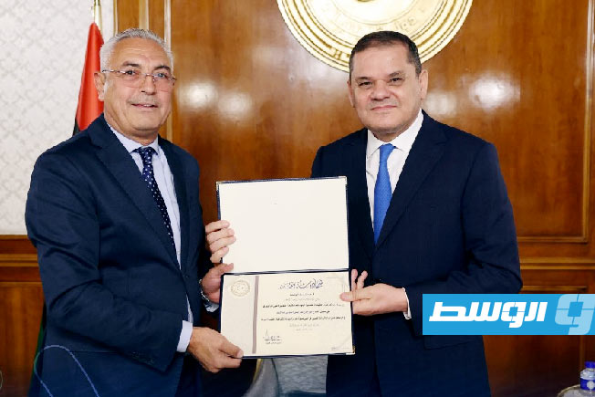 الدبيبة يكرم اللجنة العليا المنظمة لـ«مهرجان طرابلس الدولي للمالوف» في 20 يوليو 2025. (حكومتنا)