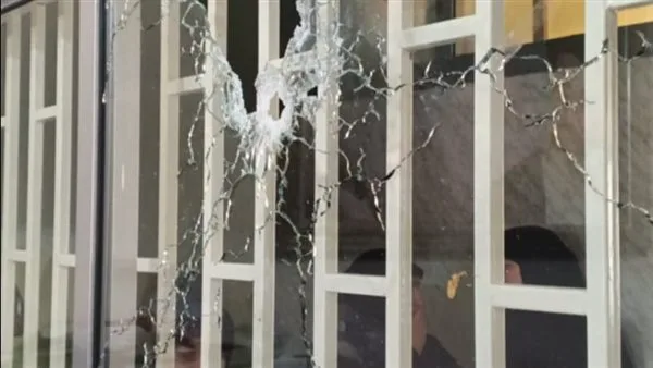 مسلح يستهدف مدرسة بإطلاق النار… والعناية الإلهية تمنع وقوع إصابات! (صورة) مسلح يستهدف مدرسة بإطلاق النار… والعناية الإلهية تمنع وقوع إصابات! (صورة)