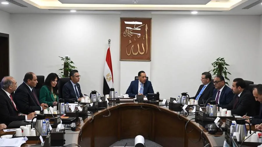 رئيس الوزراء يراقب جهود تحسين صناعة السكر في مصر وزيادة الإنتاج المحلي. رئيس الوزراء يراقب جهود تحسين صناعة السكر في مصر وزيادة الإنتاج المحلي.