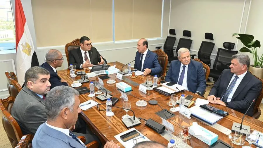 وزير الإسكان يستعرض تقدم المشاريع المنفذة في إطار المبادرة الرئاسية “حياة كريمة” وزير الإسكان يستعرض تقدم المشاريع المنفذة في إطار المبادرة الرئاسية “حياة كريمة”