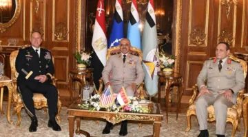 الفريق أحمد خليفة، رئيس أركان حرب القوات المسلحة، يلتقي قائد القيادة المركزية للولايات المتحدة.