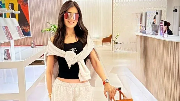 مي عمر تأسر جمهورها بنشر صورة من المطار على إنستجرام