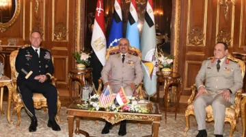 الفريق أحمد خليفة، رئيس أركان حرب القوات المسلحة، يجتمع مع قائد القيادة المركزية الأمريكية.