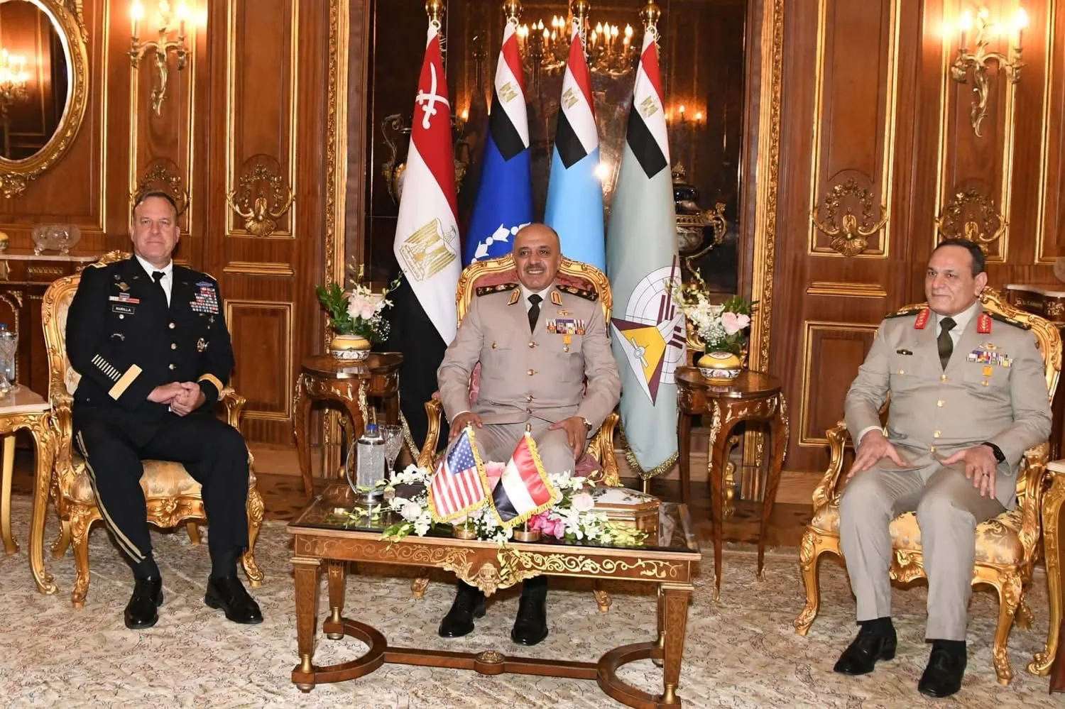 الفريق أحمد خليفة، رئيس أركان حرب القوات المسلحة، يجتمع مع قائد القيادة المركزية الأمريكية. الفريق أحمد خليفة، رئيس أركان حرب القوات المسلحة، يجتمع مع قائد القيادة المركزية الأمريكية.