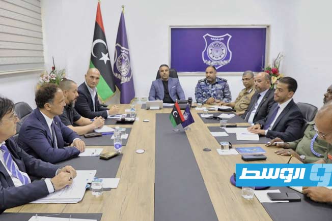 لقاء بين ممثلين عن وزارة الداخلية بحكومة «الوحدة الوطنية الموقتة» وفريق العمل البري، مع ممثلي بعثة الاتحاد الأوروبي للمساعدة في إدارة الحدود المتكاملة في ليبيا (يوبام) في طرابلس، 21 يوليو 2025. (وزارة الداخلية)