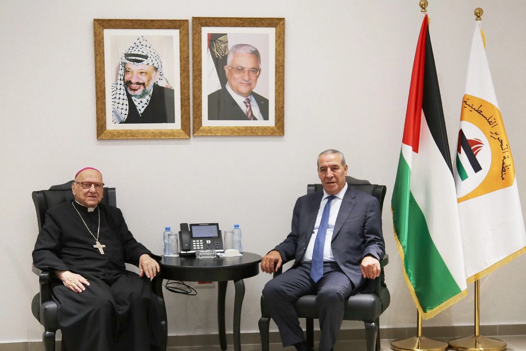 الشيخ يلتقي بوفد من رجال الدين المسيحيين من القدس لمناقشة آثار العدوان على المعالم الدينية. الشيخ يلتقي بوفد من رجال الدين المسيحيين من القدس لمناقشة آثار العدوان على المعالم الدينية.