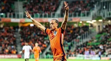 تنافس سعودي وأوروبي على تشافي سيمونز