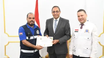 محافظ قنا يَحتفي بفريق الإسعاف الذي أنقذ حياة سيدة خلال ولادة طارئة في قرية خزام