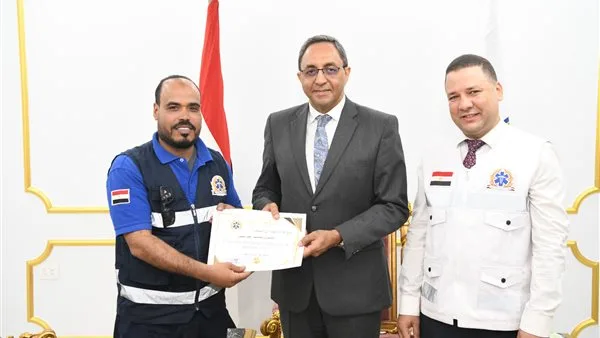 محافظ قنا يَحتفي بفريق الإسعاف الذي أنقذ حياة سيدة خلال ولادة طارئة في قرية خزام محافظ قنا يَحتفي بفريق الإسعاف الذي أنقذ حياة سيدة خلال ولادة طارئة في قرية خزام