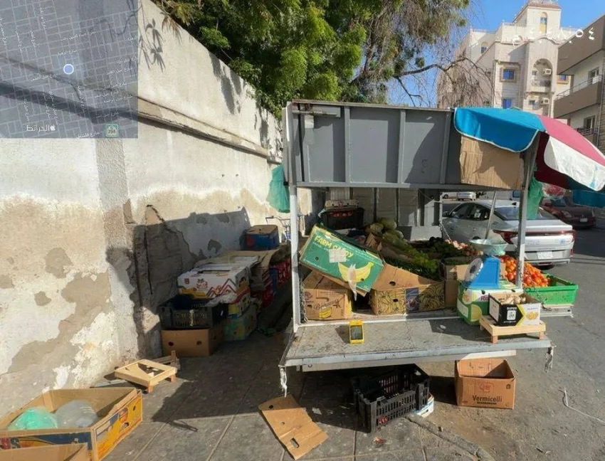 أمانة جدة تلاحظ محلات عشوائية وتقوم بمصادرة 3 أطنان من الخضروات في العزيزية.