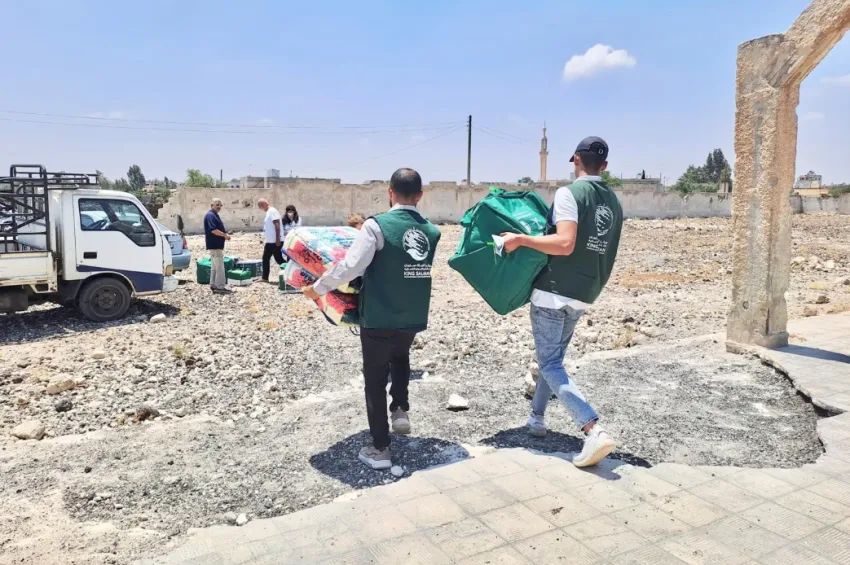 سلمان للإغاثة يقدم مساعدات للنازحين من محافظة السويداء إلى محافظة درعا.