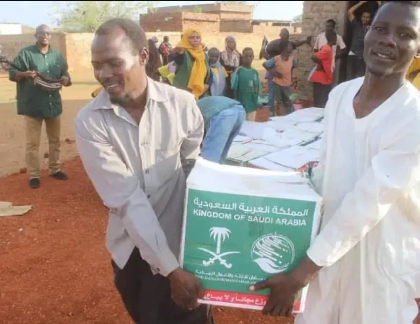 مركز الملك سلمان يوزع 550 سلة غذائية في منطقة الكاملين بالسودان